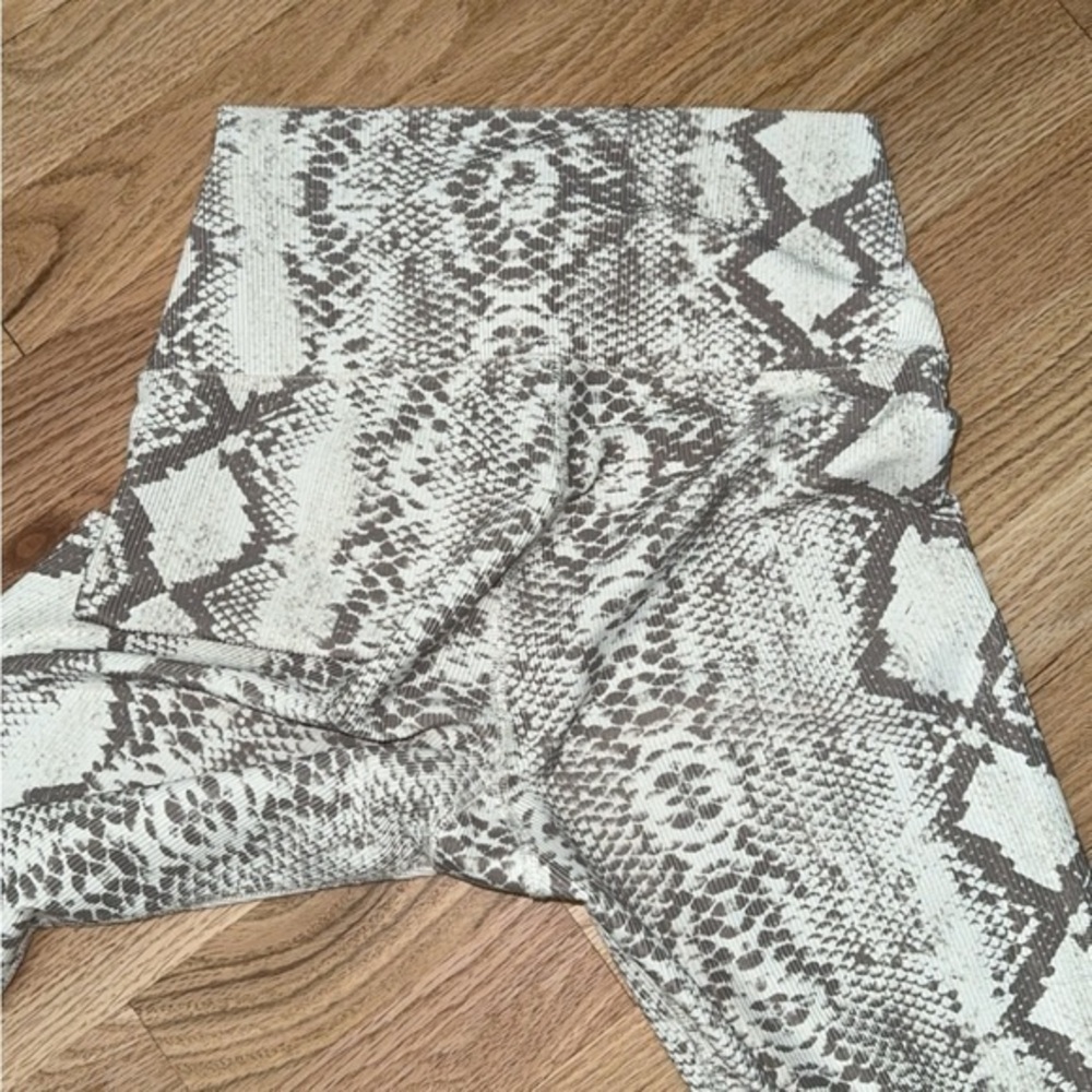 Beach Riot Sport Ayla Taupe Snake Print Leggings - Picture 4 of 9